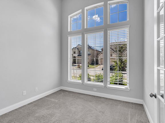 4th image of 1105 Yarrow St