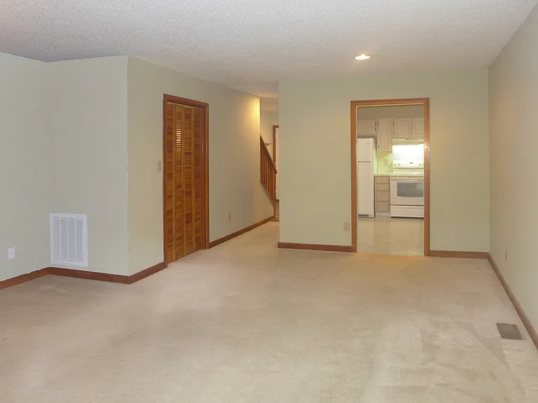 206 Cedarwood Ln — Photo 3