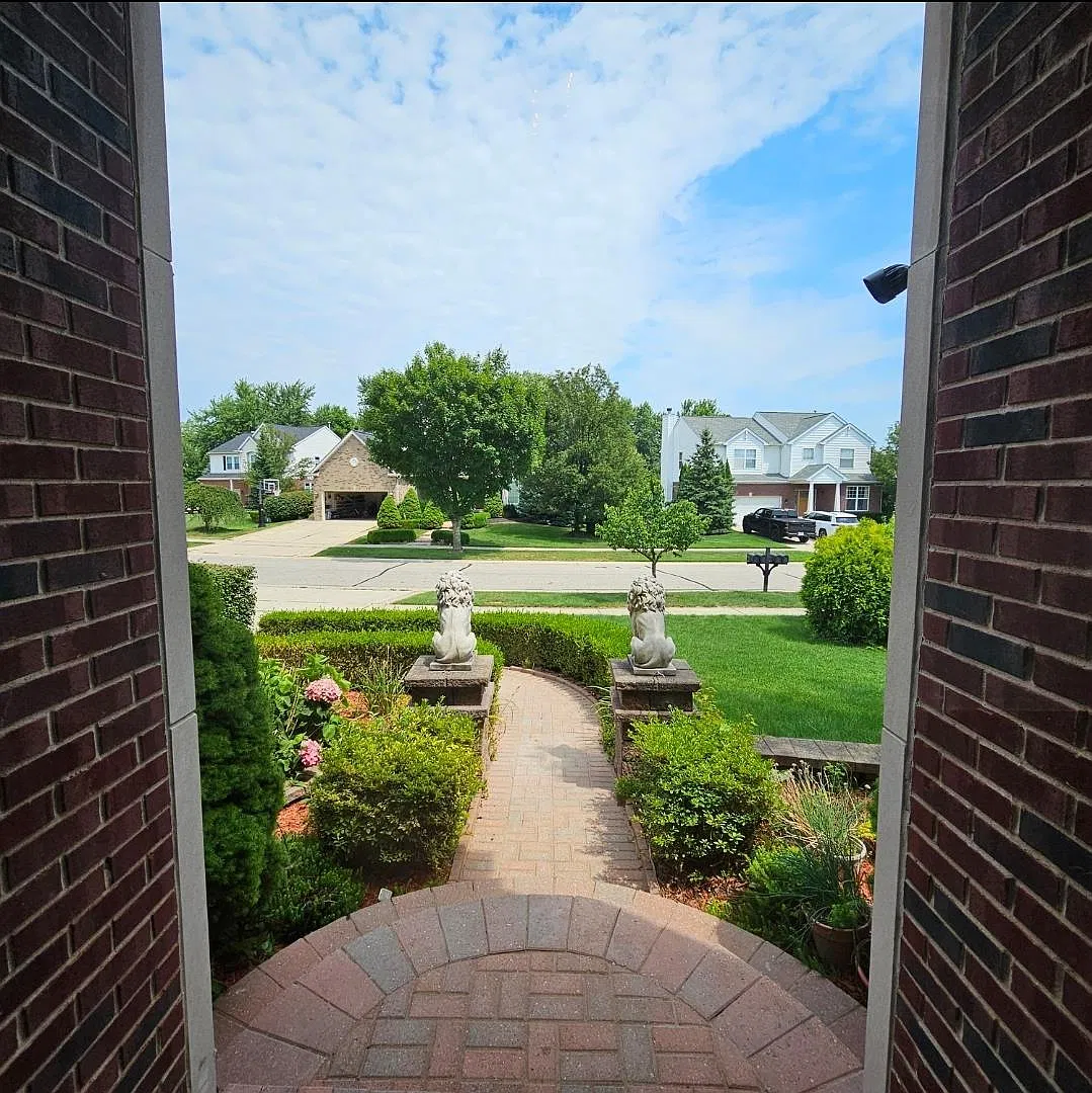4 bed, 2.5 bath, 3276 sqft, $2,995 — Photo 2