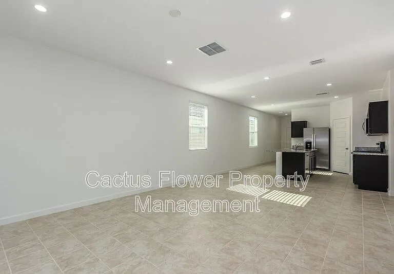 2037 W Shelly Ave — Photo 8
