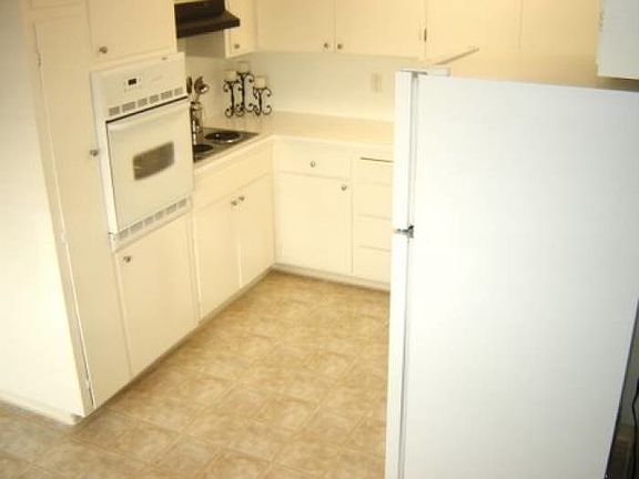 Spacious Kitchen Large Counter Tops