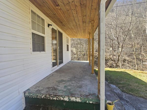 1671 New House Branch Rd, Grundy, VA 24614