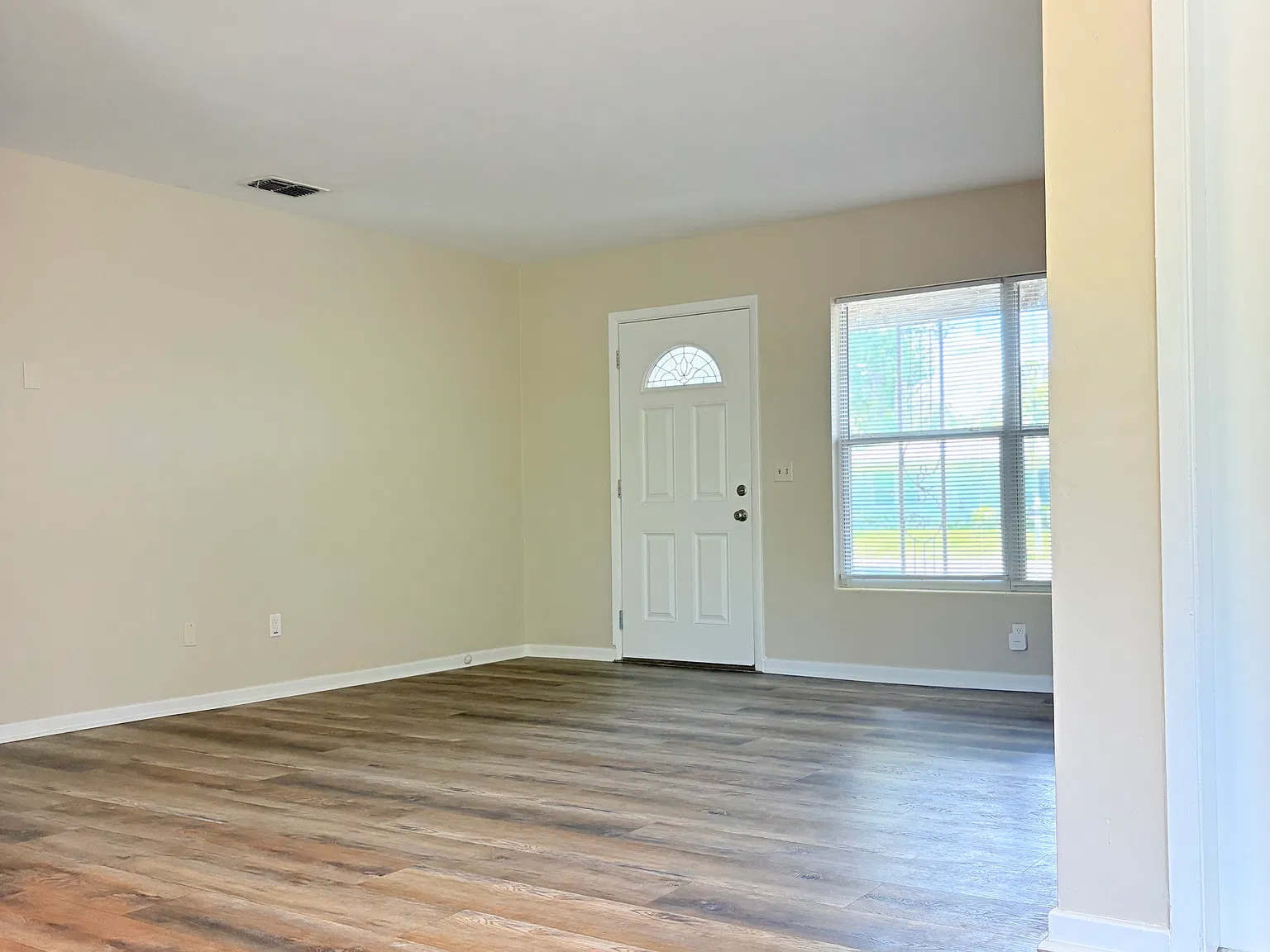 3 bed, 1166 sqft, $2,200 — Photo 4