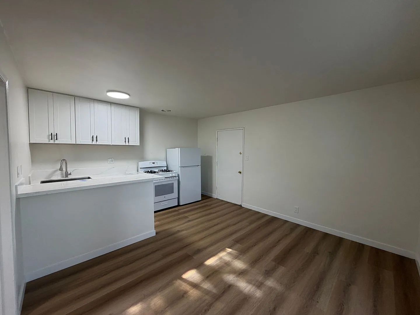 968 N Loma Vista Dr — Photo 3