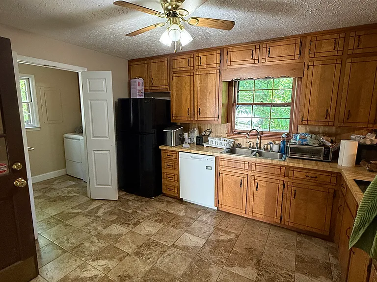 75 Self Dr — Photo 2