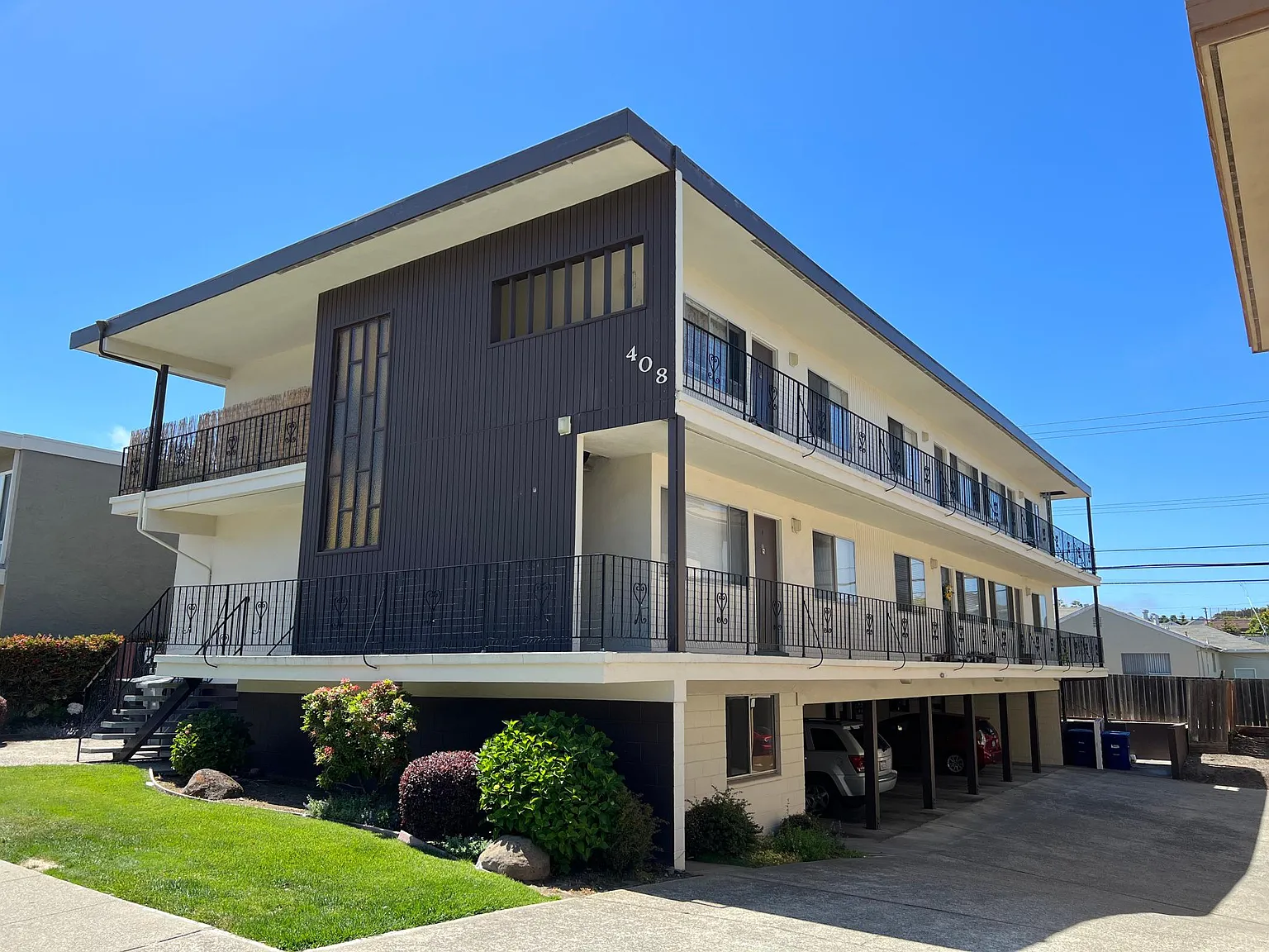 408 Richmond Dr — Photo 2