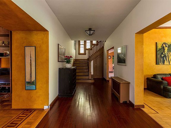 2nd image of 122 W Olive St