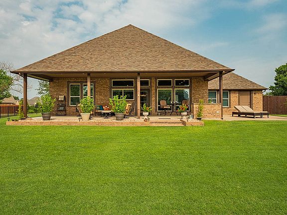 4th image of 1105 Meadowlark Ln