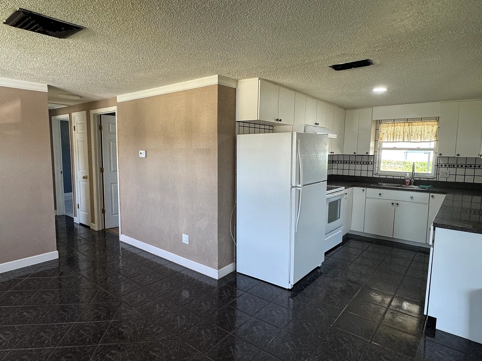 3 bed, 1150 sqft, $1,950 — Photo 3