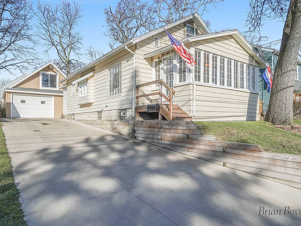 1st image of 889 Beechwood St NE