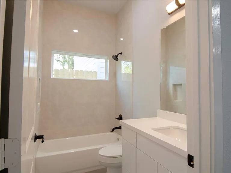 2830 Mansfield St — Photo 11