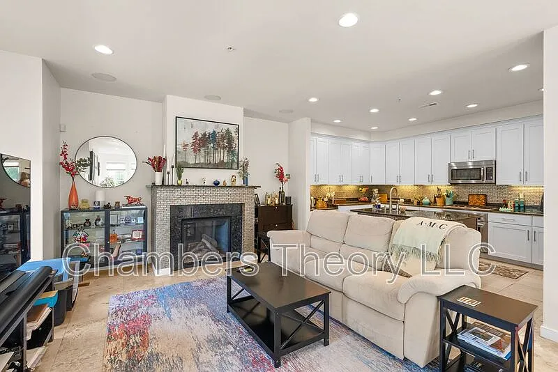 3 bed, 3.5 bath, 2275 sqft, $6,400 — Photo 2