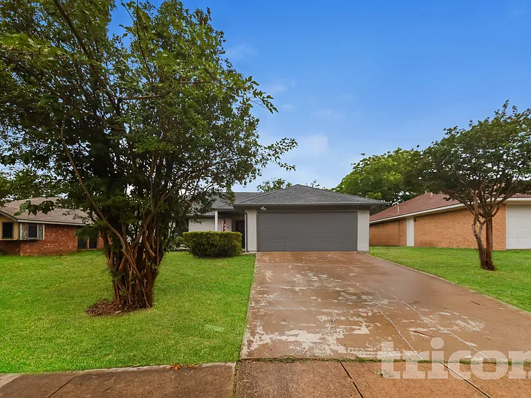 3910 Lillie St — Photo 1