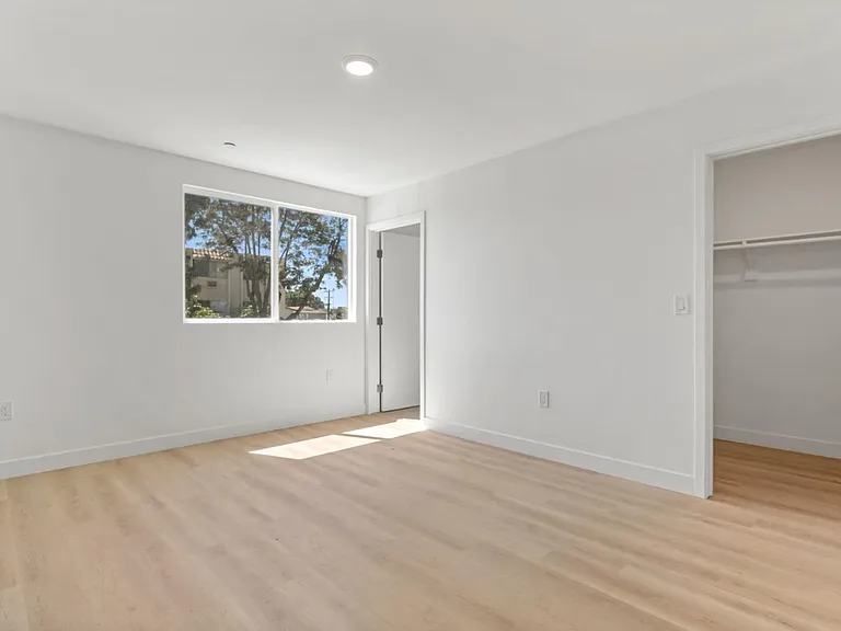 80(707W) — Photo 17