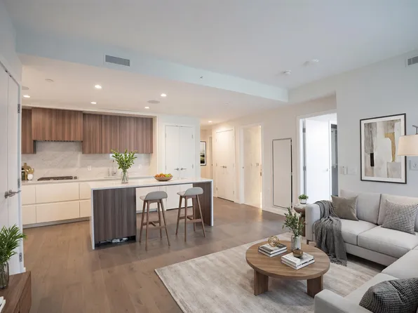 7418 Paulson St #909, Vancouver, BC V6P 0K2