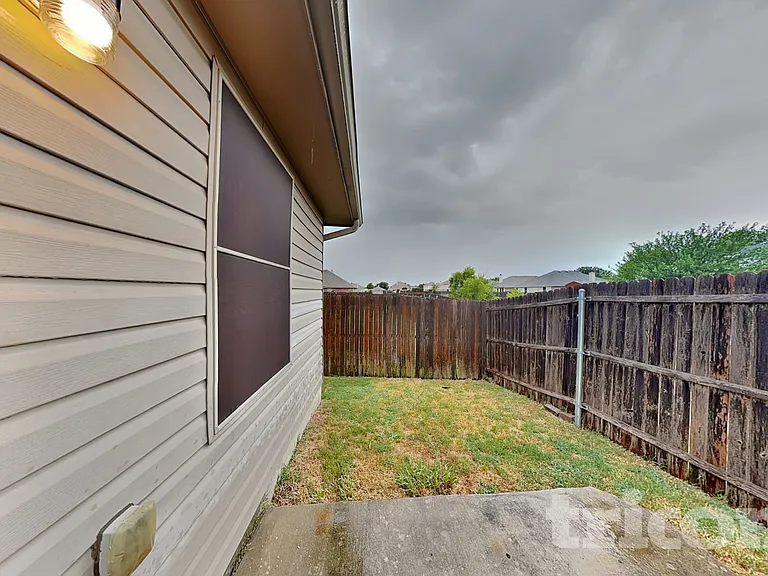 1248 Collett St — Photo 13