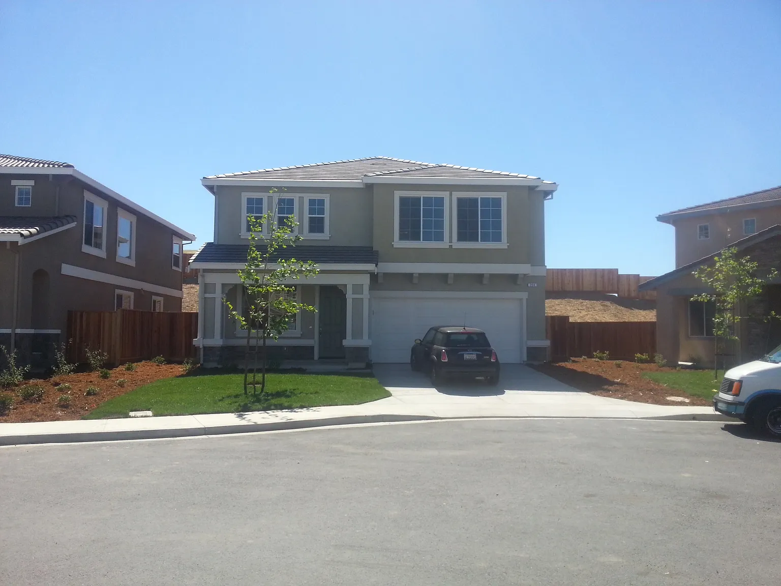 5 bed, 2512 sqft, $3,950 — Photo 1