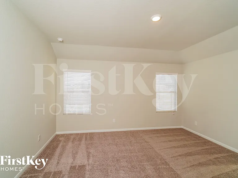 2704 La Mundial St — Photo 8