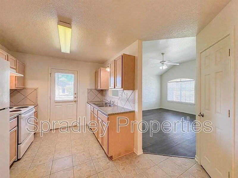 3 bed, 2.0 bath, 1332 sqft, $1,250 — Photo 3