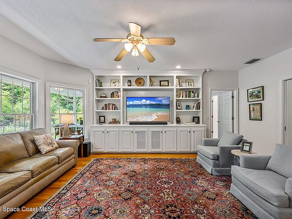 3rd image of 2102 Ladner Rd NE