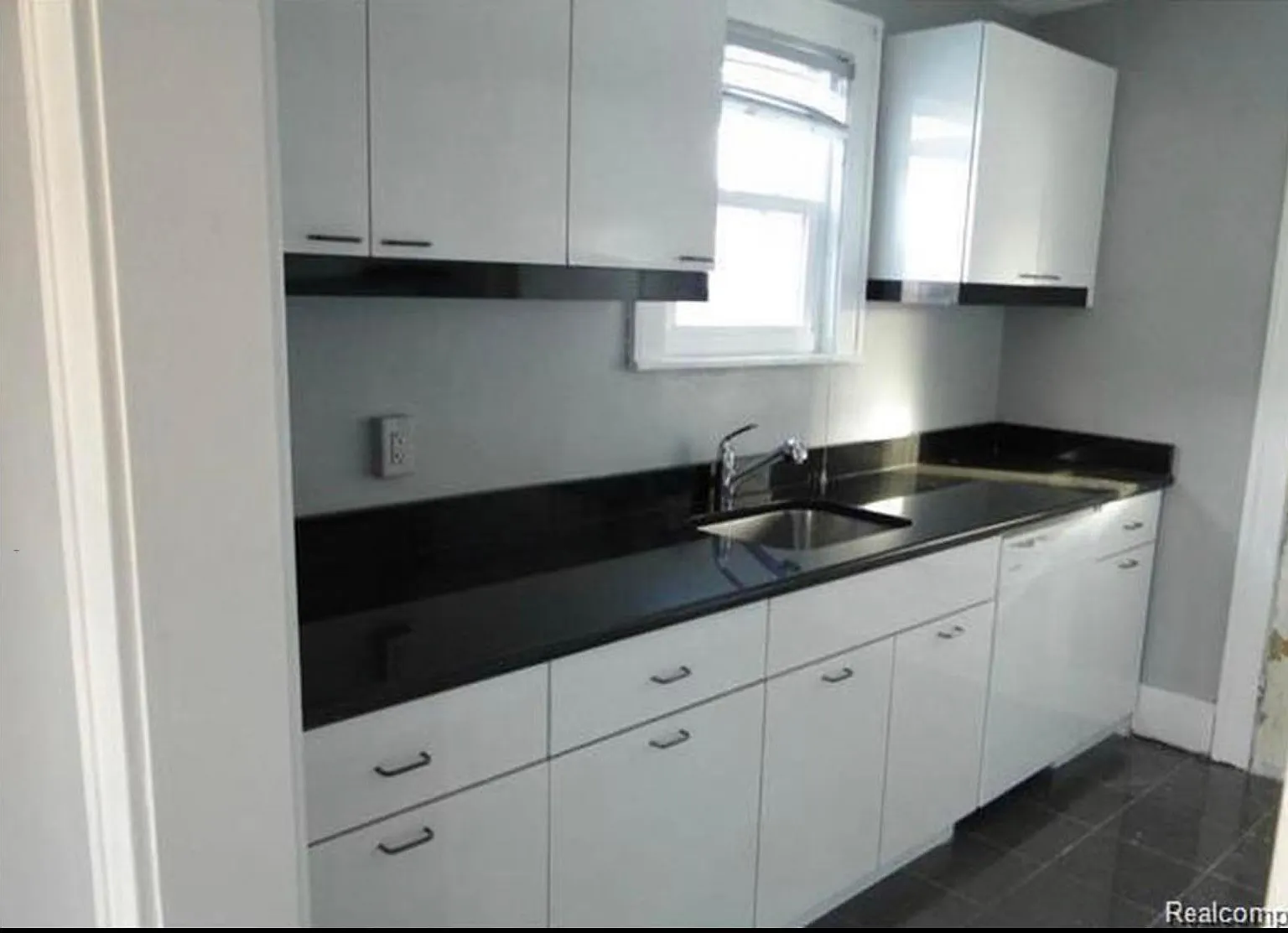 315 W 6th St — Photo 3