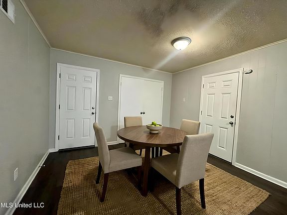 5th image of 3140 Forest Glen Dr