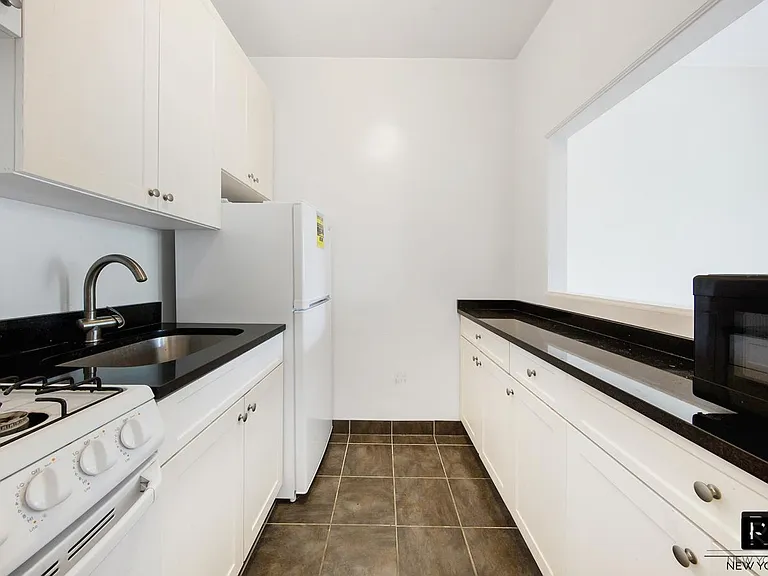 330 E 83rd St #5B — Photo 1