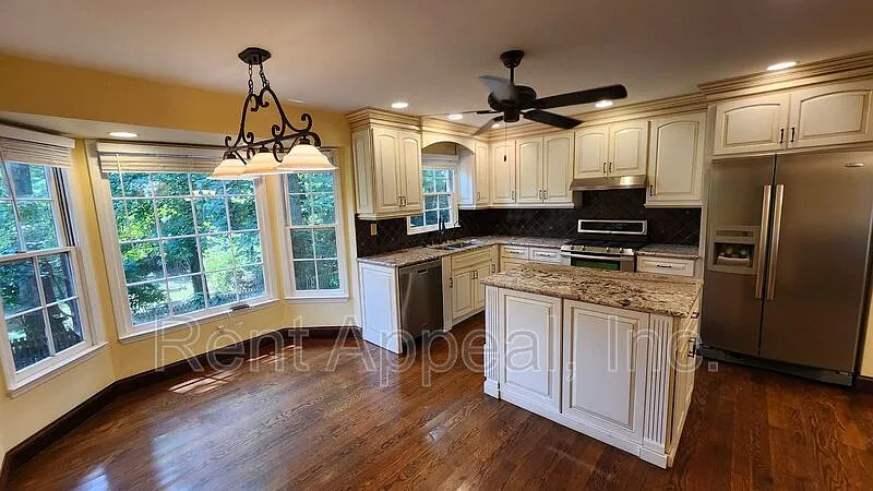 3 bed, 2.5 bath, 2220 sqft, $2,925 — Photo 3