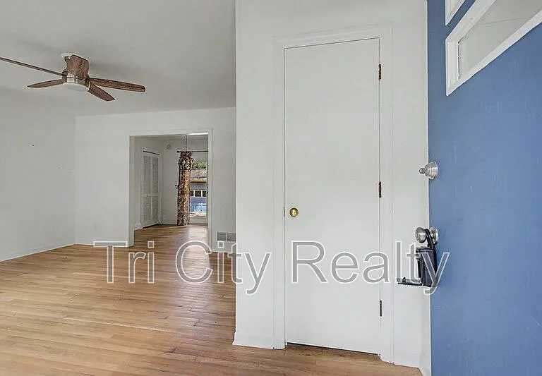 212 Hilltop Dr — Photo 9