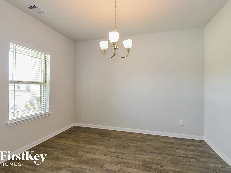317 Lakeway Cir — Photo 3