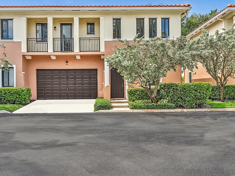 2414 Venetian Way — Photo 1