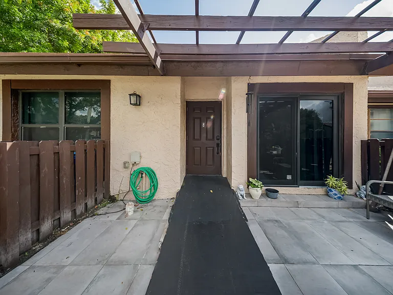 8397 NW 37th Pl — Photo 2