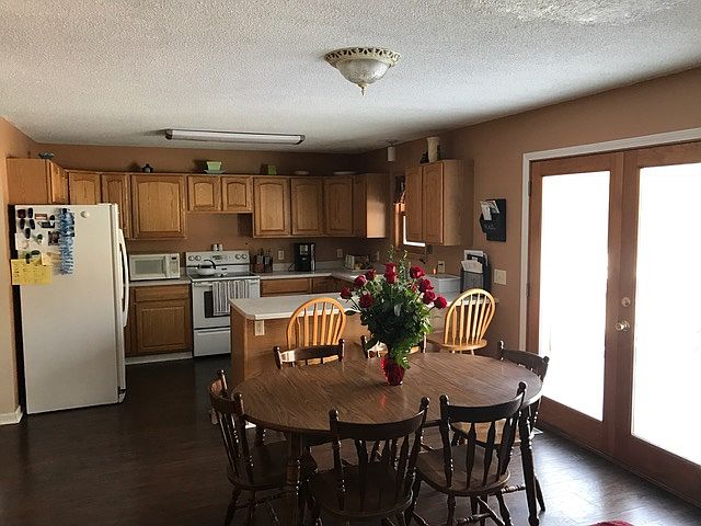 kitchen/dining area
