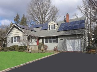 107 Willow St, Roslyn Heights, NY 11577