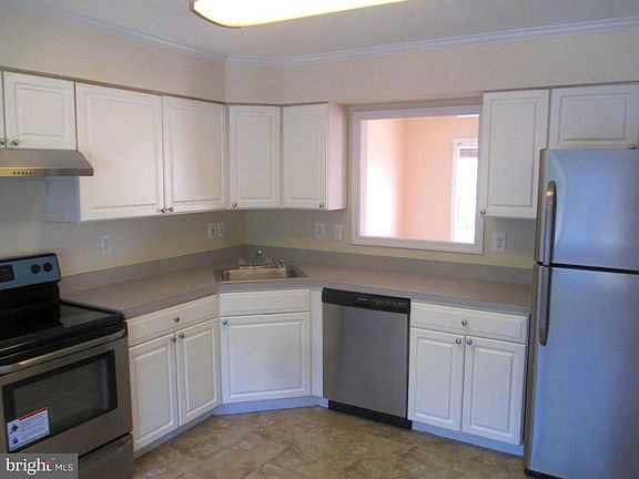 2nd image of 209 Creekside Commons Ct