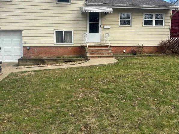 5923 Doxmere Dr, Parma Heights, OH 44130