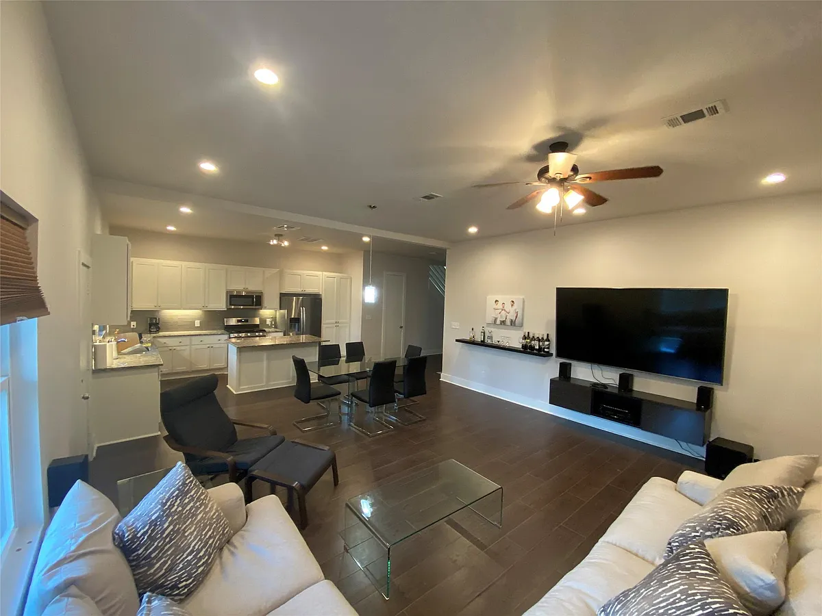 Building Photo - 9741 Fabiola Dr