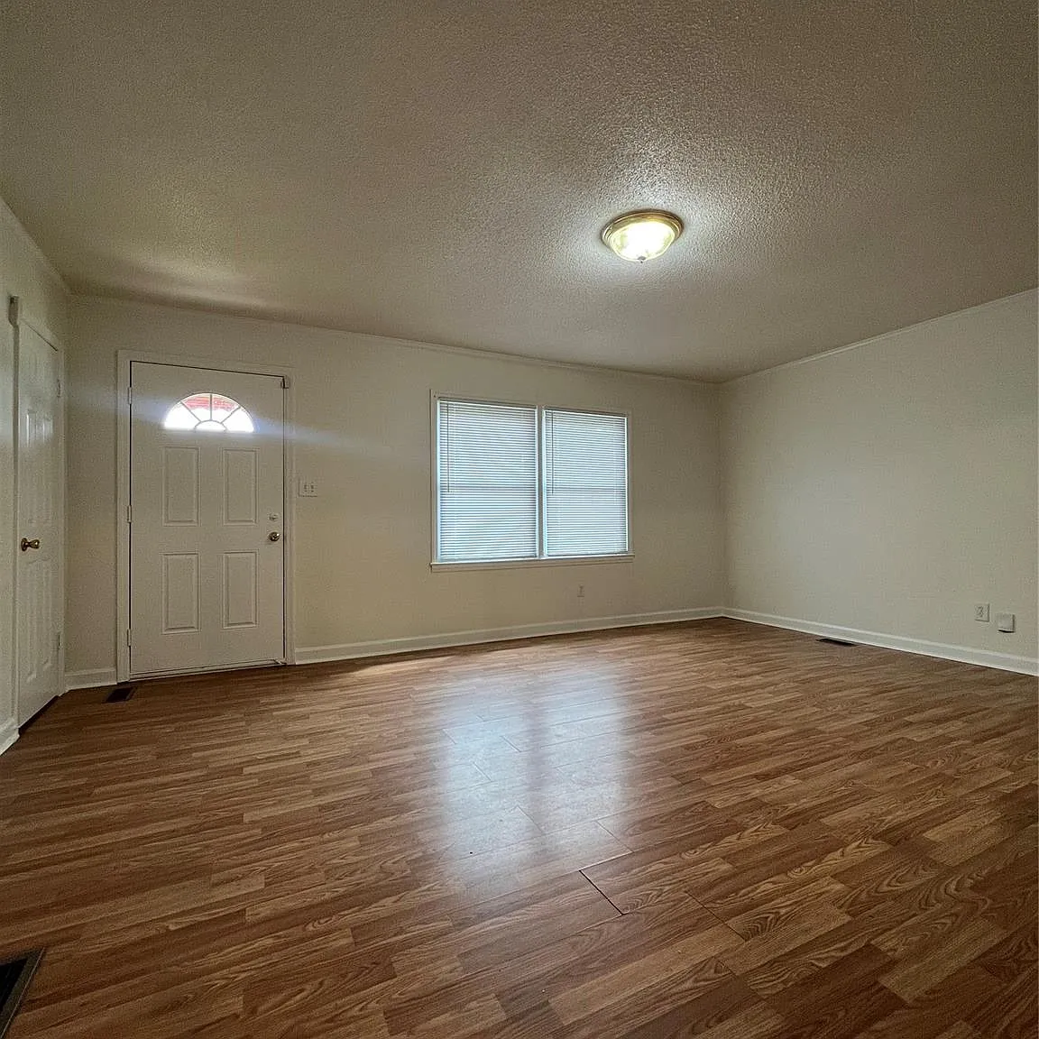 3 bed, 2.0 bath, $1,600 — Photo 2