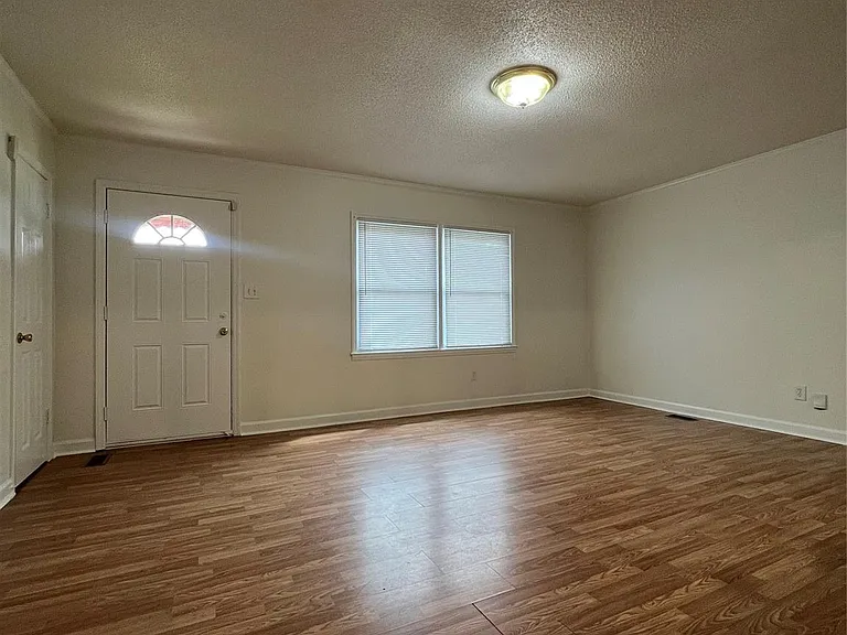 305 Briarwood Cir — Photo 2