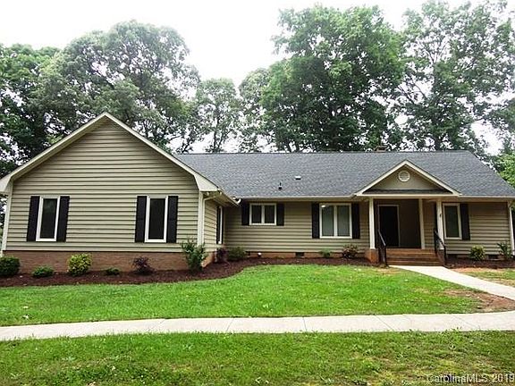 2nd image of 109 Woodstream Cir