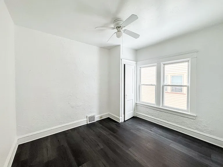 3 bed, 1.0 bath, 1200 sqft, $1,300 — Photo 13