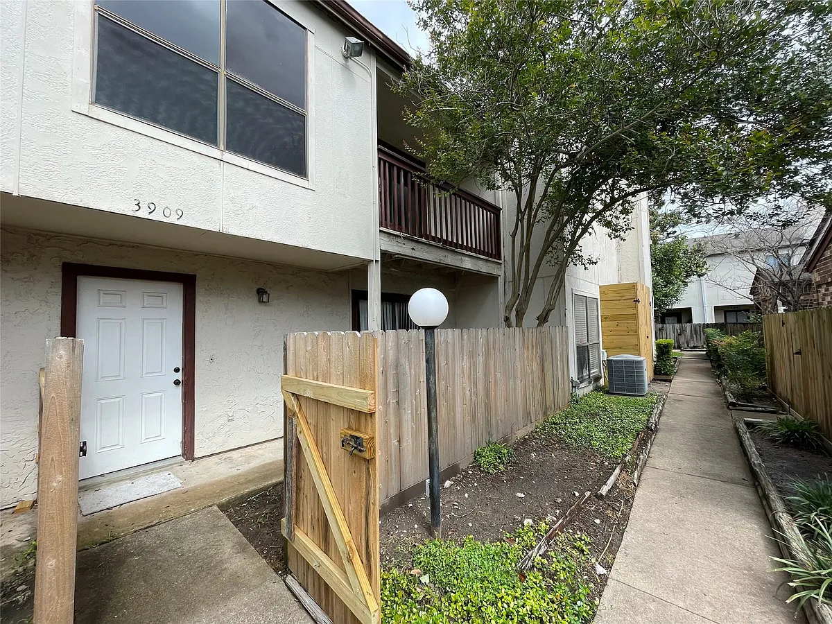 Building Photo - 3909 Tanglewilde St #3909