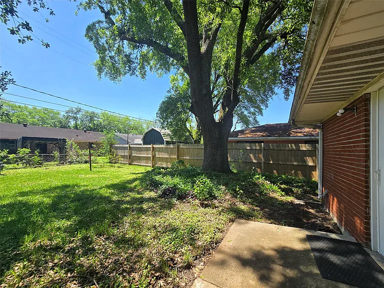 801 Rosewood Dr — Photo 29
