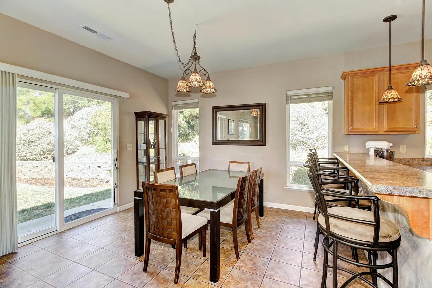Beautiful and spacious 3 bdrm, 2 bth in Sutter Creek!! — Photo 3