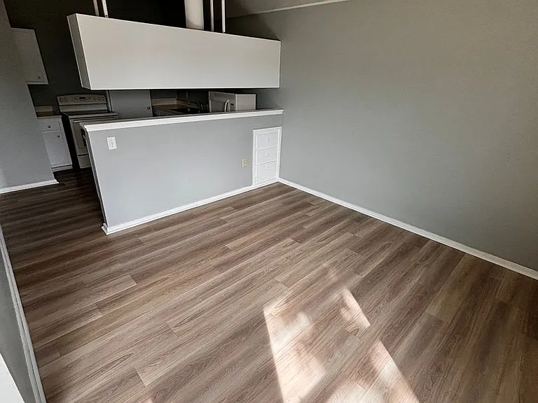 1304 Vandenberg Cir — Photo 2