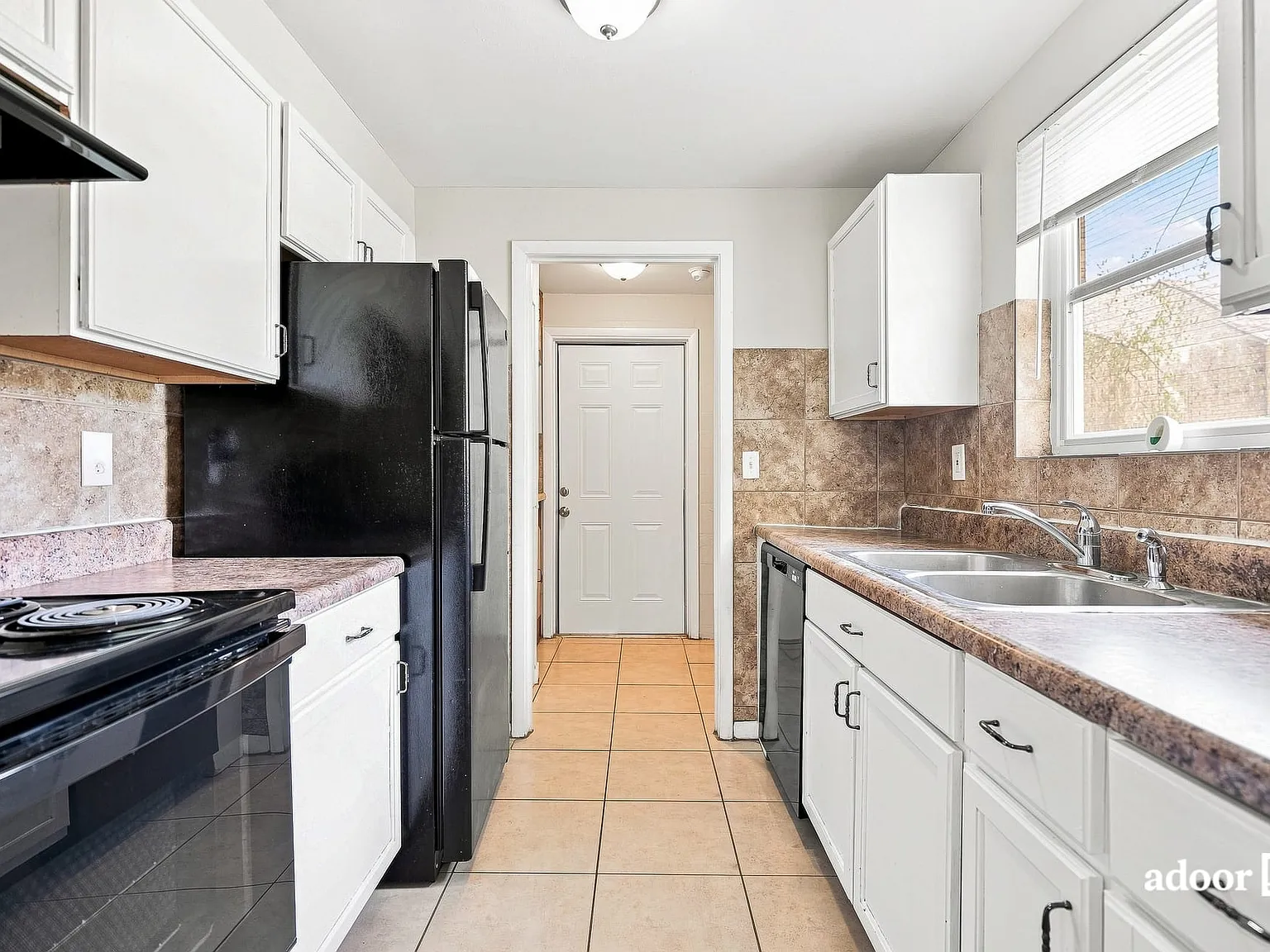 3 bed, 2.0 bath, 1388 sqft, $1,545 — Photo 2