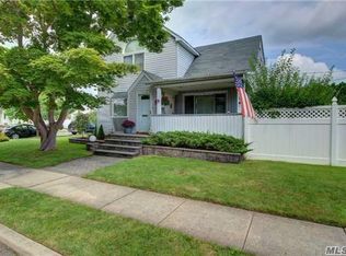 5 Stanley St, Hicksville, NY 11801