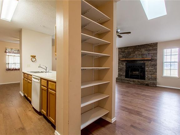 3rd image of 1211 W Linda Ln