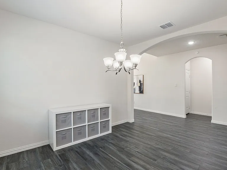 1413 Lake Grove Dr — Photo 5