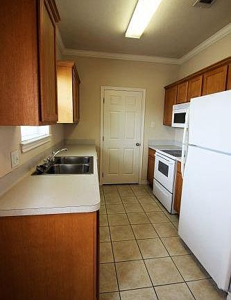 3rd image of 400 Summer Ct APT D